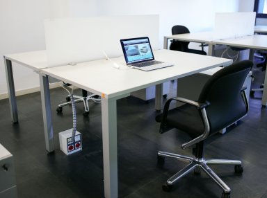 Mesas equipadas en coworking Barcelona | Puestos de trabajo en centro de Barcelona Oficina 24